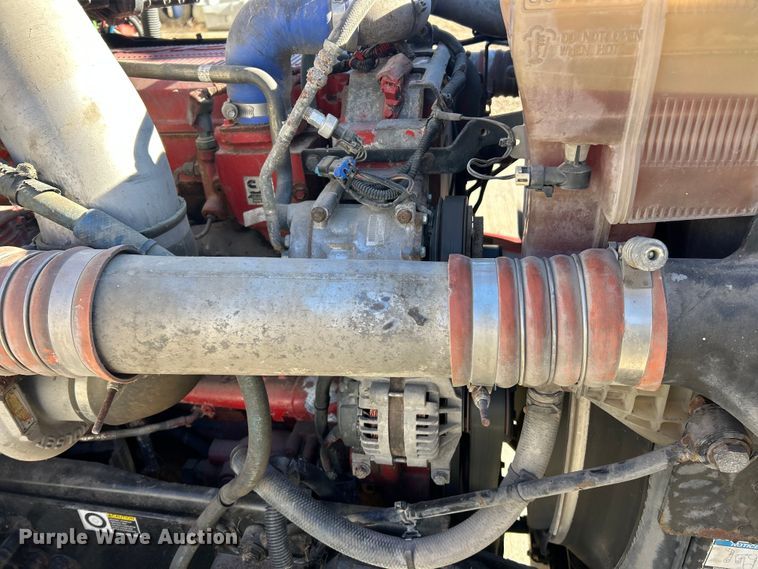 image for item ET6858 2013 Peterbilt 579 semi truck