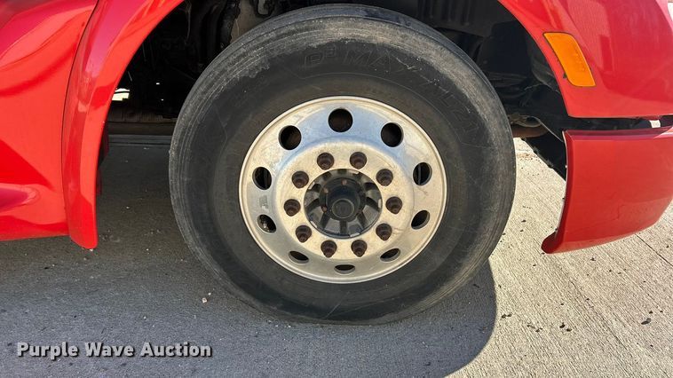 image for item ET6858 2013 Peterbilt 579 semi truck