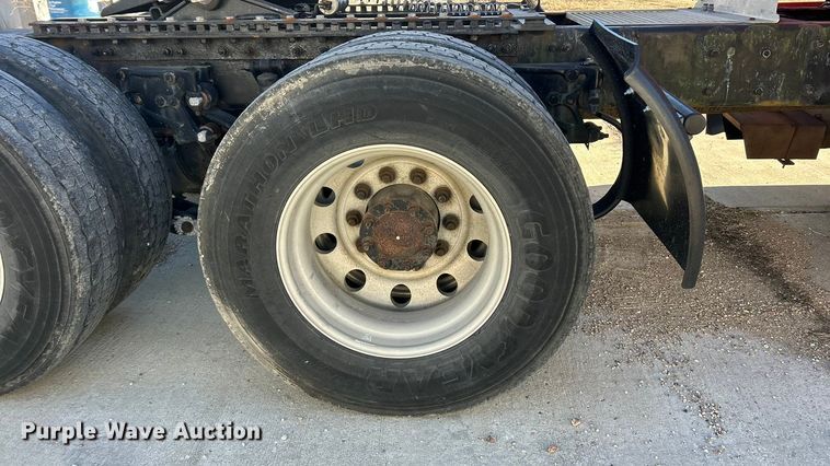 image for item ET6858 2013 Peterbilt 579 semi truck