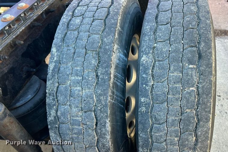 image for item ET6858 2013 Peterbilt 579 semi truck