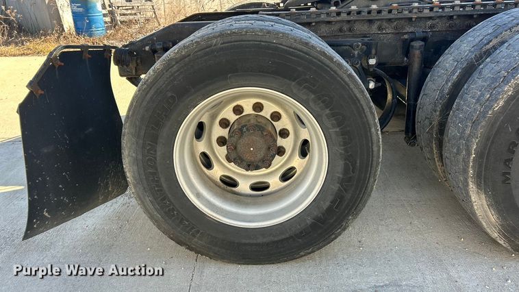 image for item ET6858 2013 Peterbilt 579 semi truck