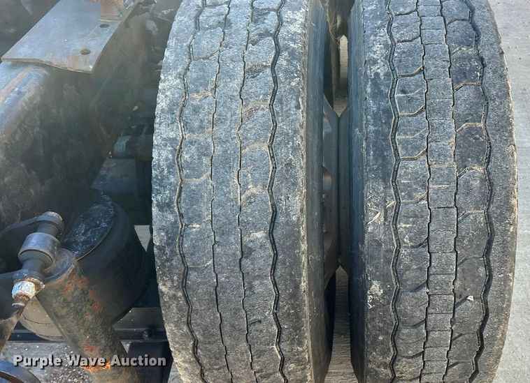 image for item ET6858 2013 Peterbilt 579 semi truck