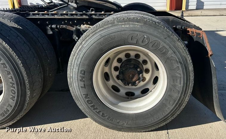 image for item ET6858 2013 Peterbilt 579 semi truck