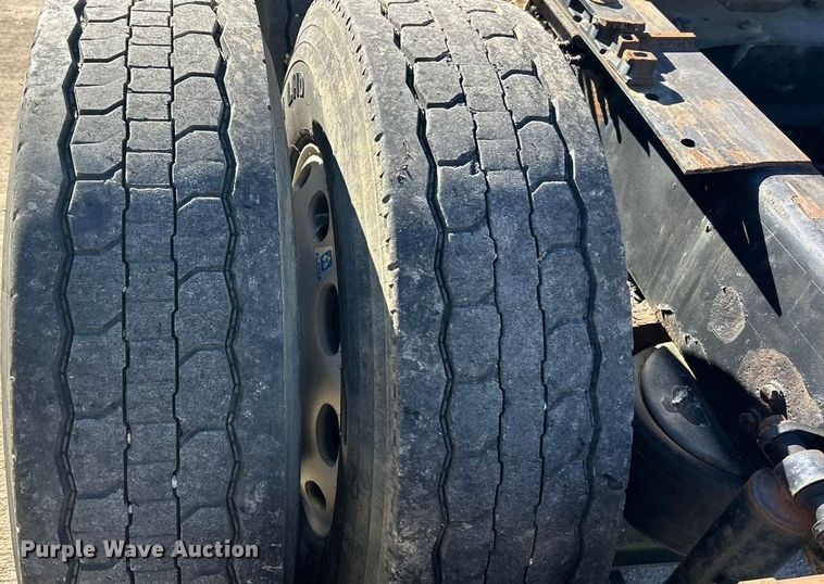 image for item ET6858 2013 Peterbilt 579 semi truck