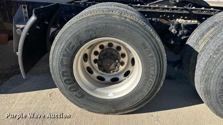 image for item ET6858 2013 Peterbilt 579 semi truck