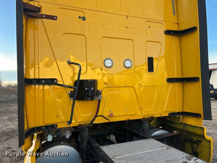 image for item ET6859 2015 International ProStar+122 semi truck