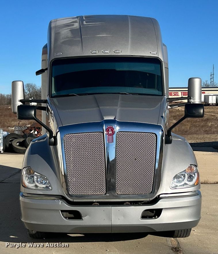 image for item ET6864 2015 Kenworth T680 semi truck