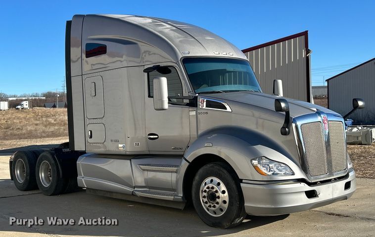 image for item ET6864 2015 Kenworth T680 semi truck