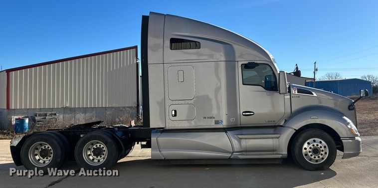 image for item ET6864 2015 Kenworth T680 semi truck