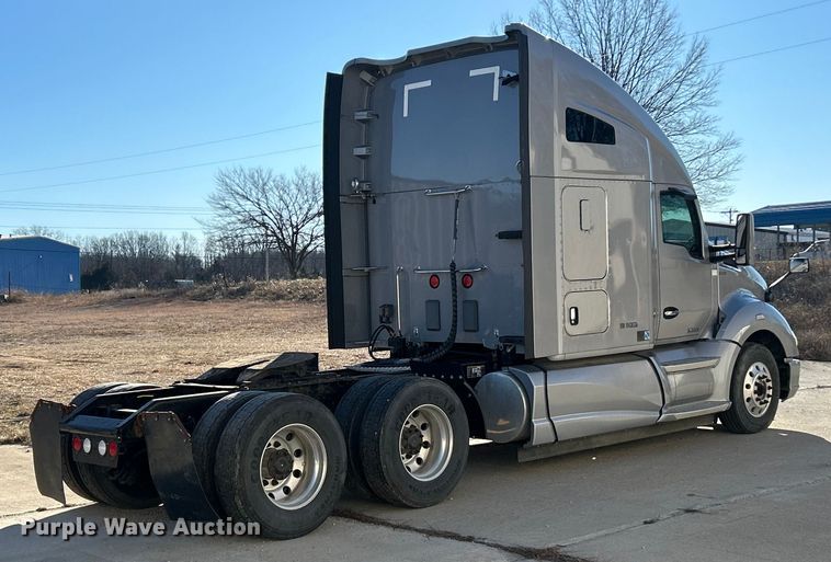 image for item ET6864 2015 Kenworth T680 semi truck