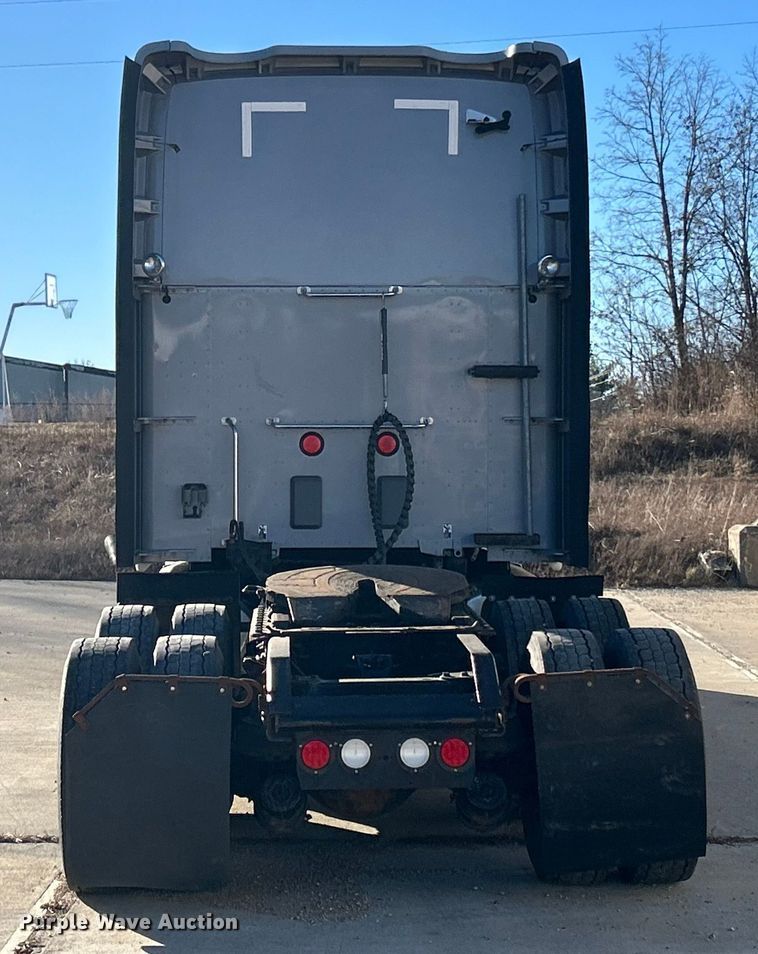 image for item ET6864 2015 Kenworth T680 semi truck