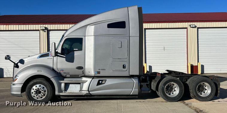 image for item ET6864 2015 Kenworth T680 semi truck