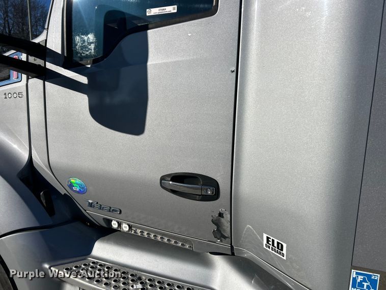 image for item ET6864 2015 Kenworth T680 semi truck