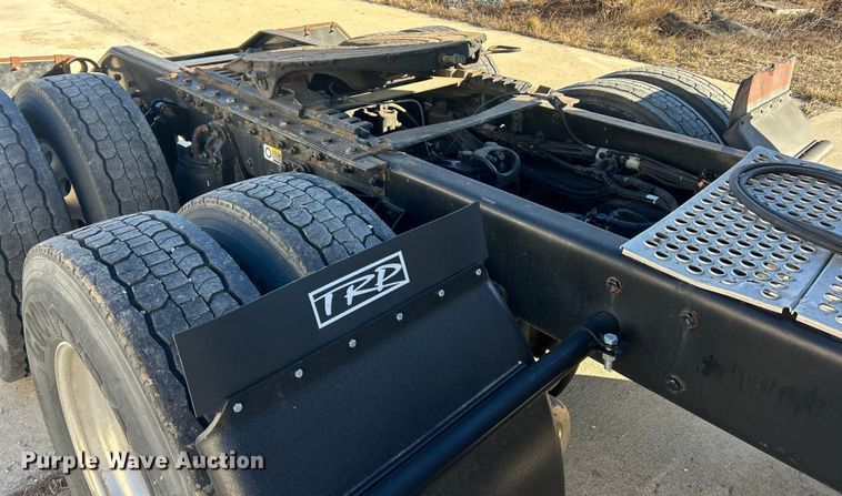 image for item ET6864 2015 Kenworth T680 semi truck