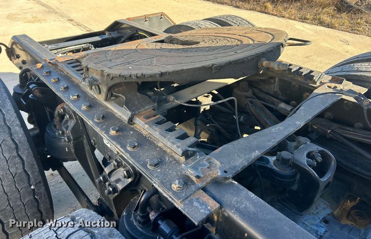 image for item ET6864 2015 Kenworth T680 semi truck