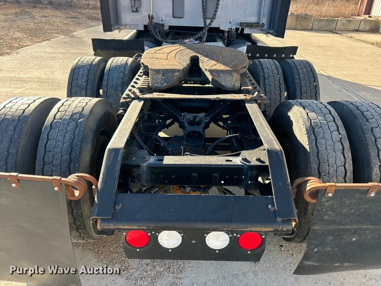 image for item ET6864 2015 Kenworth T680 semi truck