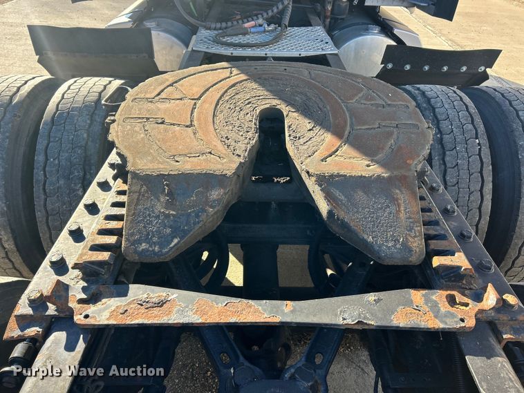 image for item ET6864 2015 Kenworth T680 semi truck