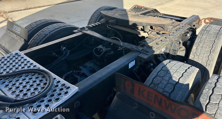 image for item ET6864 2015 Kenworth T680 semi truck