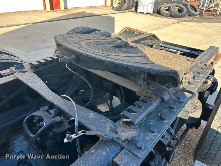 image for item ET6864 2015 Kenworth T680 semi truck