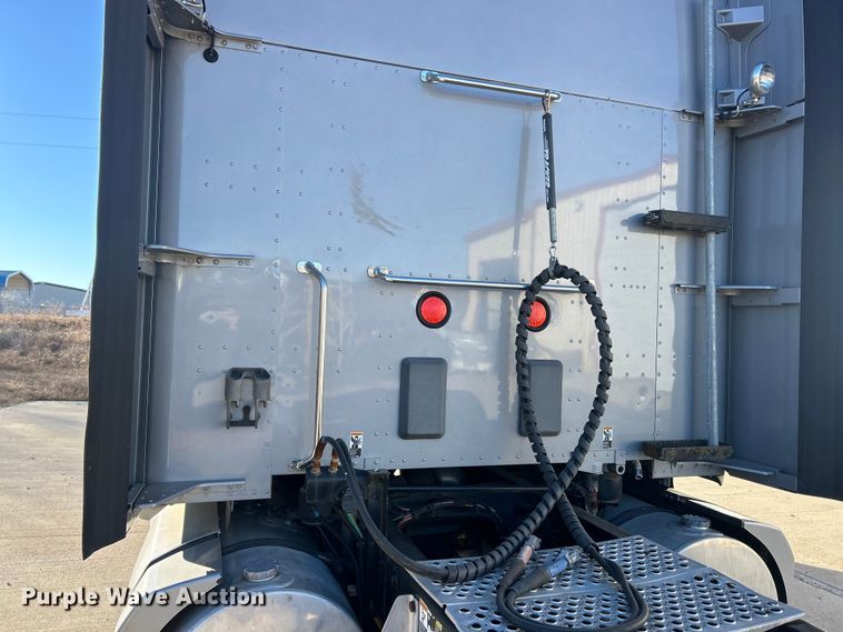 image for item ET6864 2015 Kenworth T680 semi truck