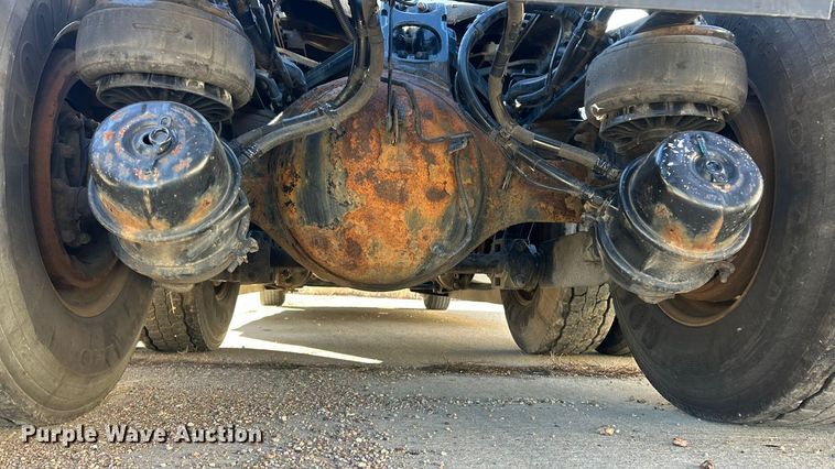 image for item ET6864 2015 Kenworth T680 semi truck