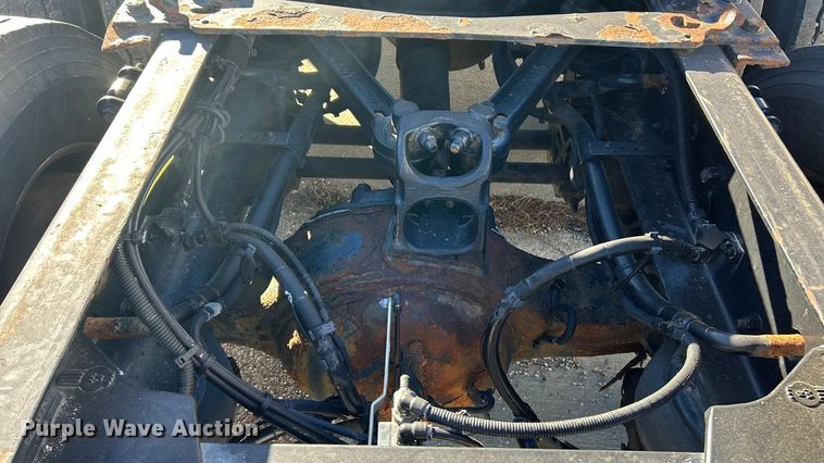 image for item ET6864 2015 Kenworth T680 semi truck