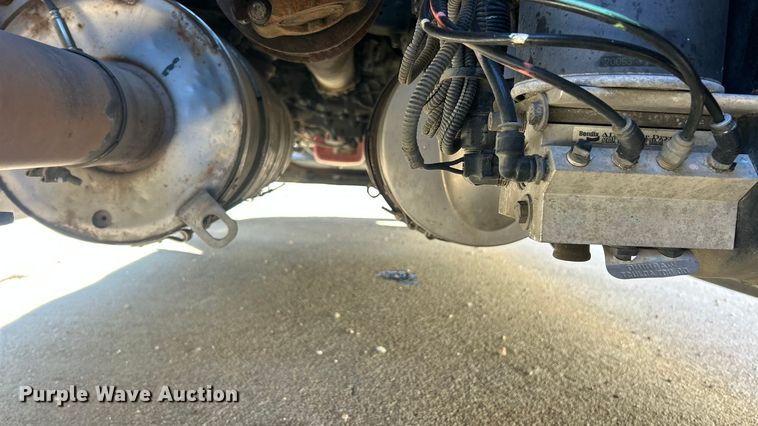 image for item ET6864 2015 Kenworth T680 semi truck