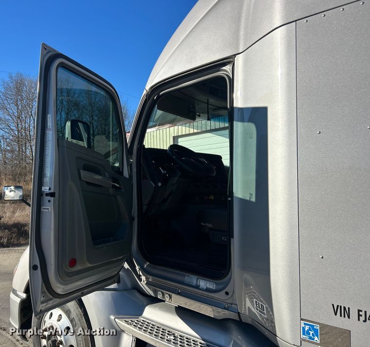 image for item ET6864 2015 Kenworth T680 semi truck