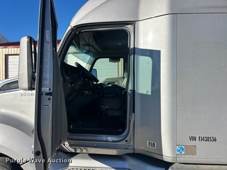 image for item ET6864 2015 Kenworth T680 semi truck