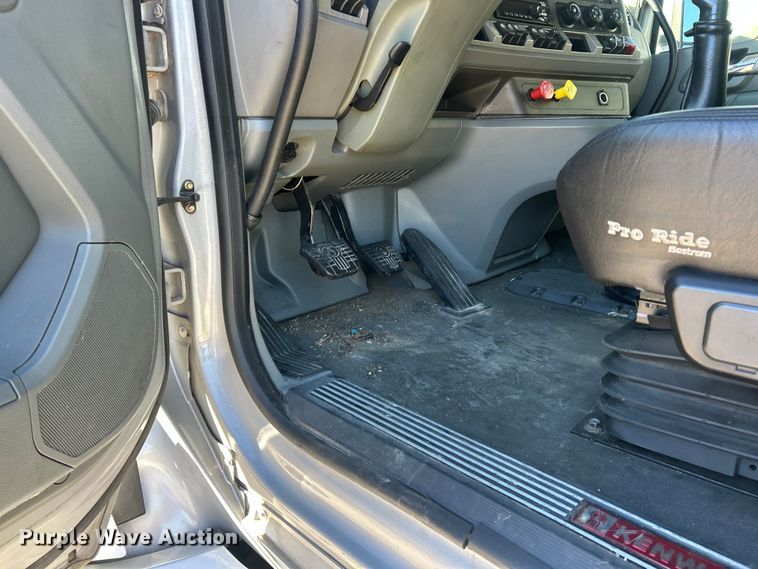 image for item ET6864 2015 Kenworth T680 semi truck