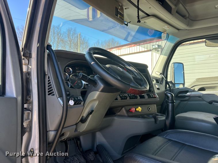 image for item ET6864 2015 Kenworth T680 semi truck