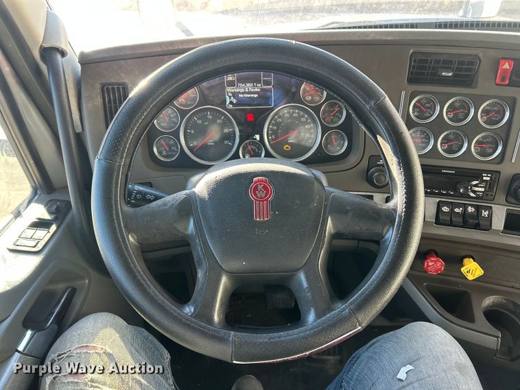 image for item ET6864 2015 Kenworth T680 semi truck