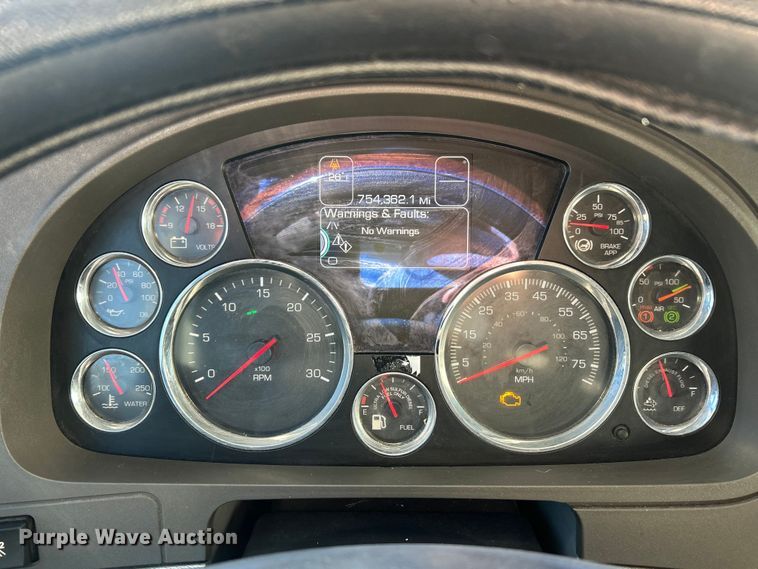 image for item ET6864 2015 Kenworth T680 semi truck