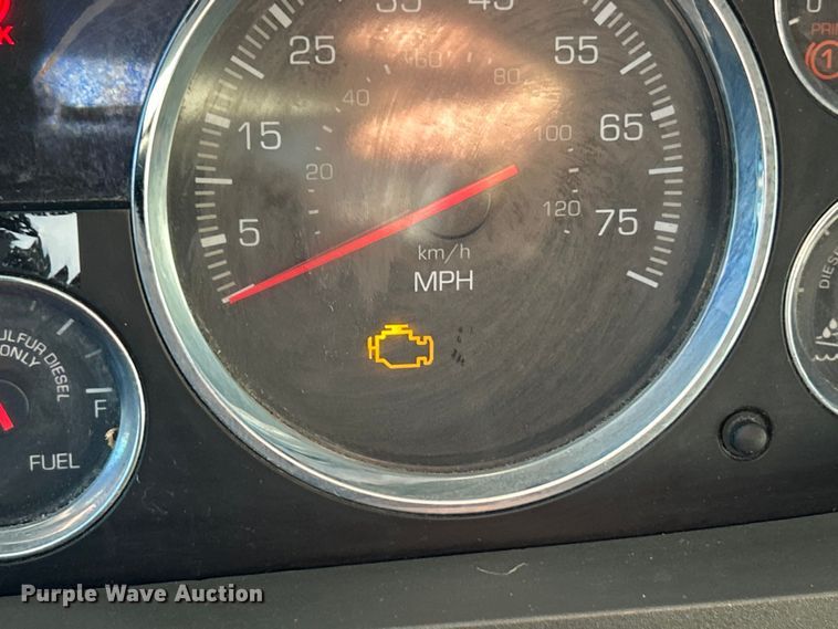 image for item ET6864 2015 Kenworth T680 semi truck