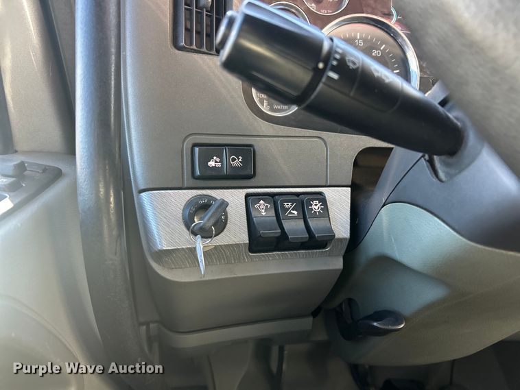 image for item ET6864 2015 Kenworth T680 semi truck