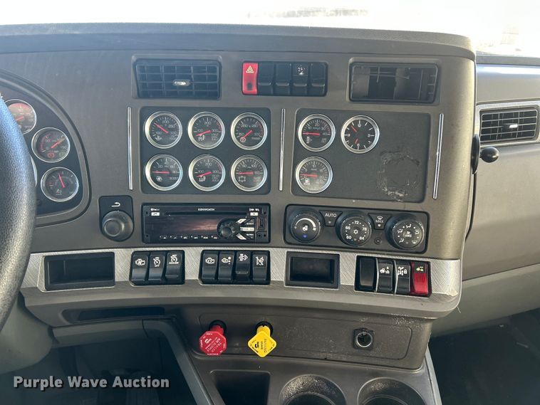 image for item ET6864 2015 Kenworth T680 semi truck