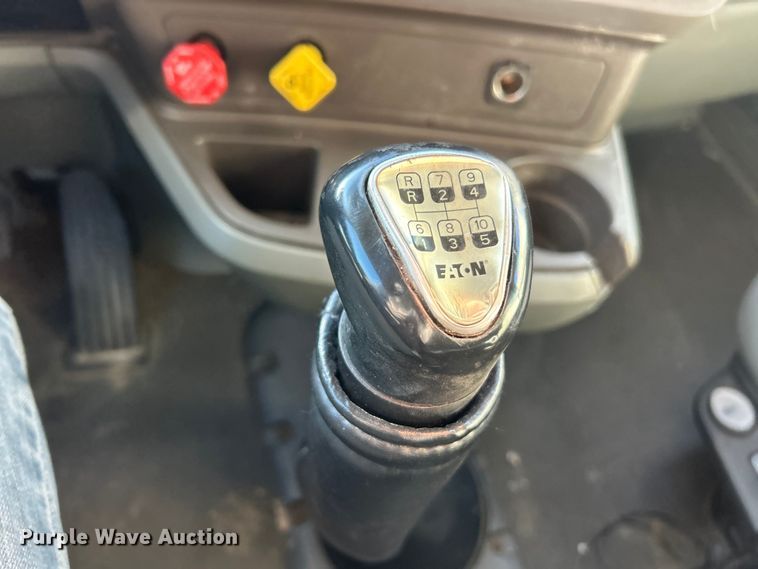 image for item ET6864 2015 Kenworth T680 semi truck