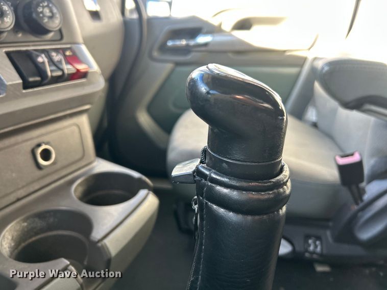 image for item ET6864 2015 Kenworth T680 semi truck