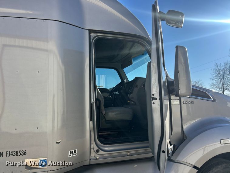 image for item ET6864 2015 Kenworth T680 semi truck