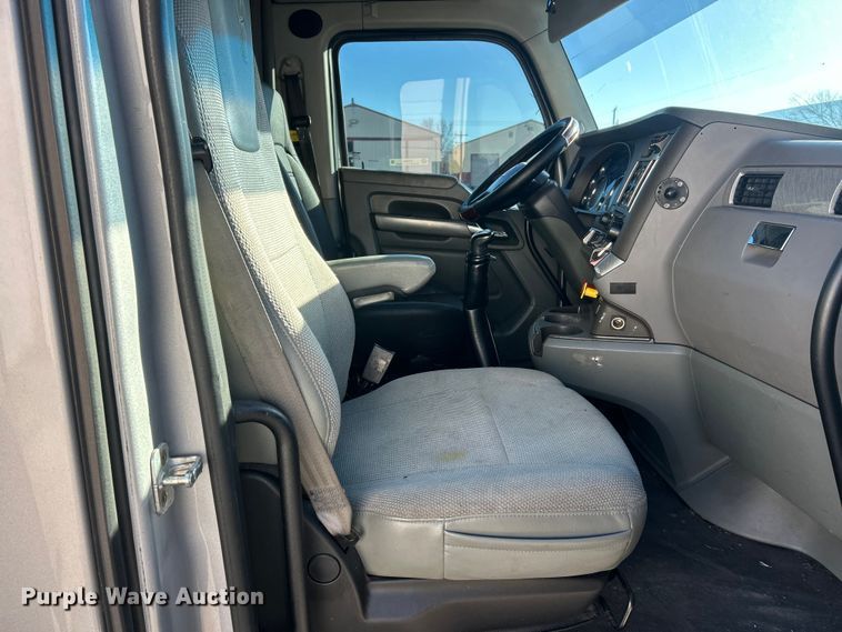 image for item ET6864 2015 Kenworth T680 semi truck