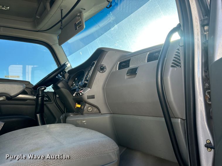 image for item ET6864 2015 Kenworth T680 semi truck