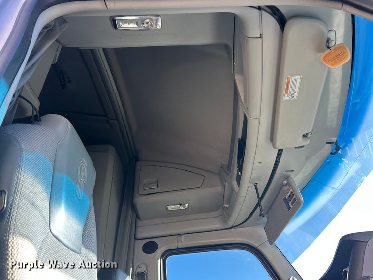 image for item ET6864 2015 Kenworth T680 semi truck