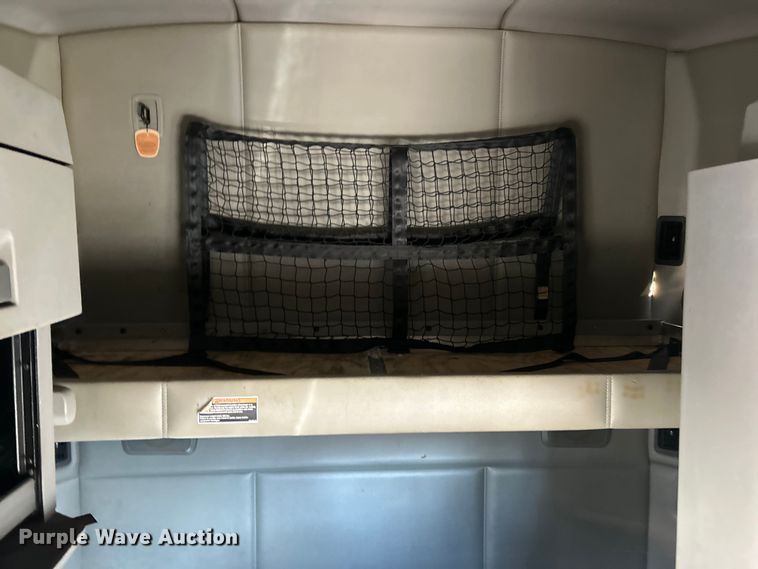 image for item ET6864 2015 Kenworth T680 semi truck