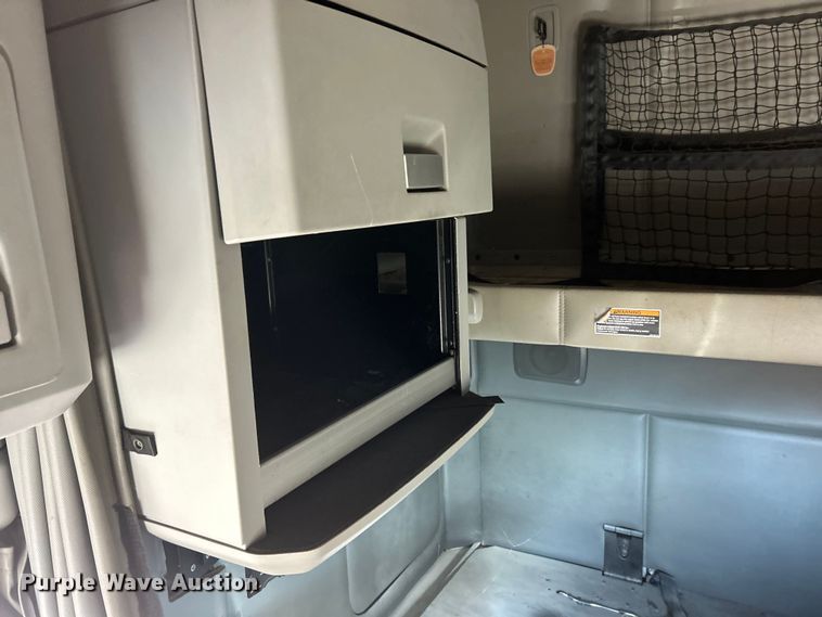 image for item ET6864 2015 Kenworth T680 semi truck