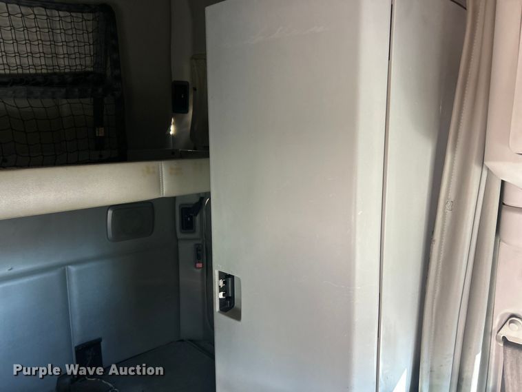 image for item ET6864 2015 Kenworth T680 semi truck