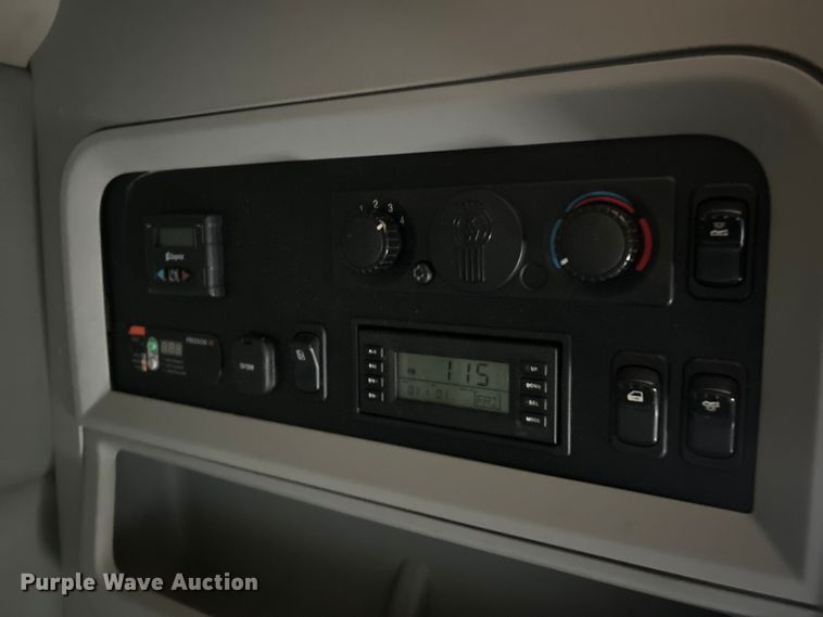 image for item ET6864 2015 Kenworth T680 semi truck