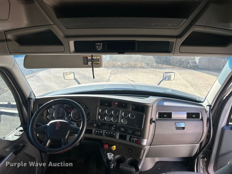 image for item ET6864 2015 Kenworth T680 semi truck