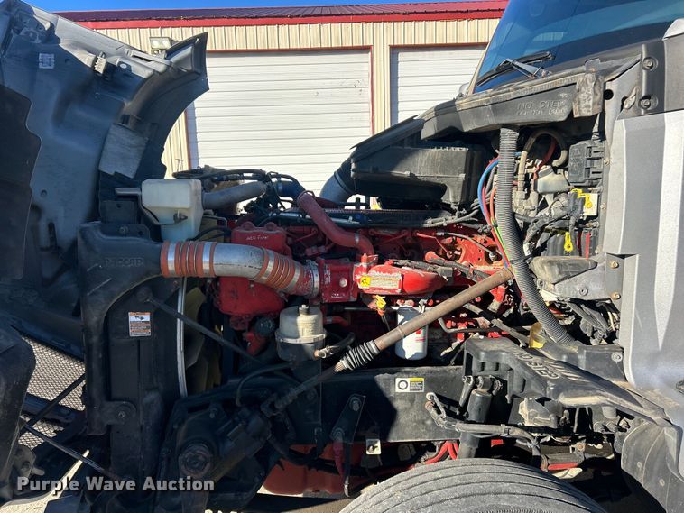 image for item ET6864 2015 Kenworth T680 semi truck