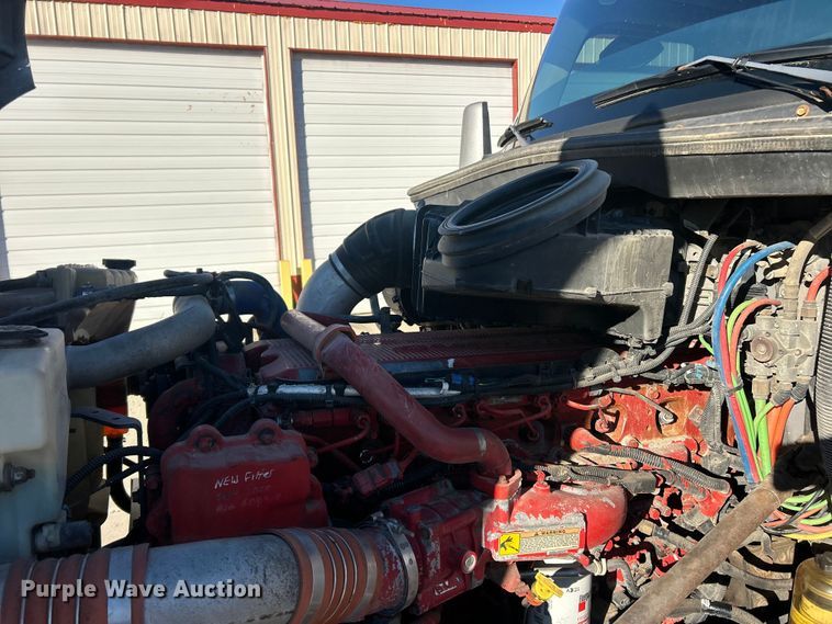 image for item ET6864 2015 Kenworth T680 semi truck