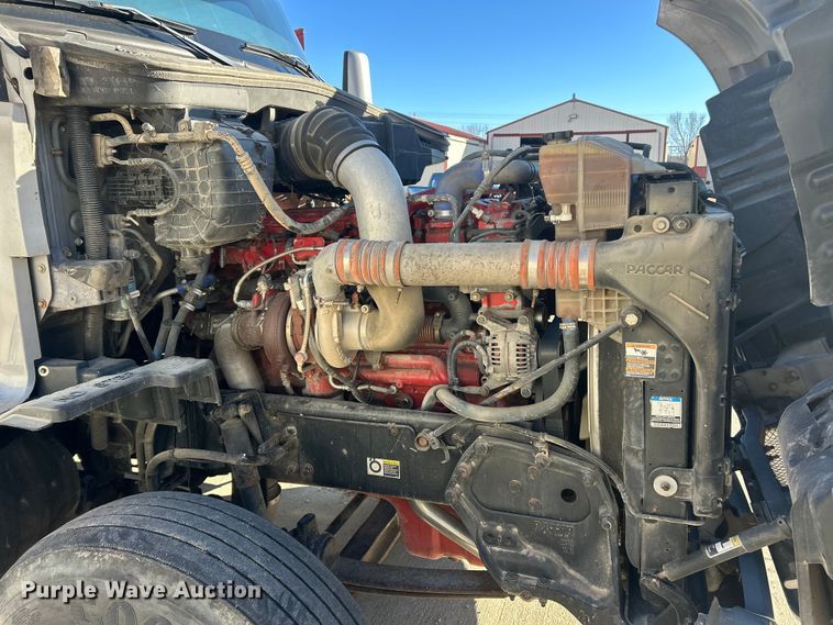 image for item ET6864 2015 Kenworth T680 semi truck